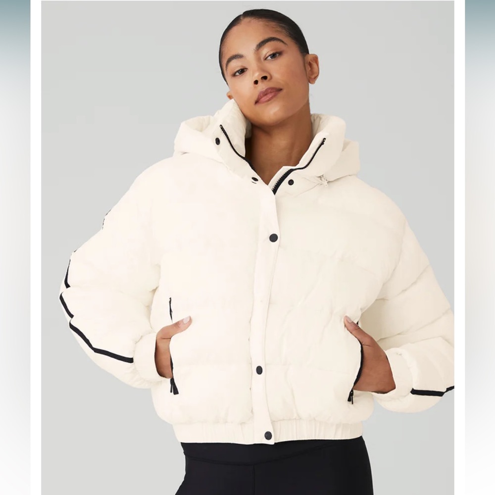 NWT ALO Yoga Aspen Love Puffer Jacket in White and Black. Size XS
